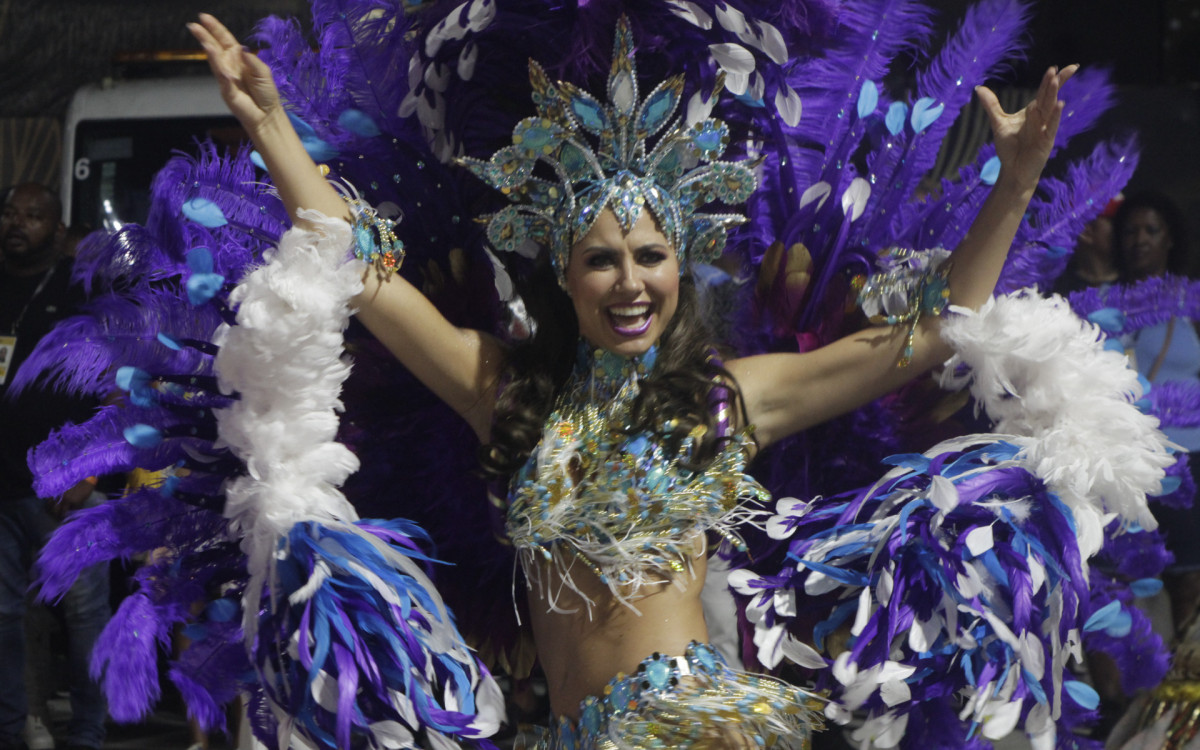 G.R.E.S Em cima da Hora desfila nesta segunda noite de desfile da série Ouro, neste sábado(18). Foto: Marcos Porto/Agencia O Dia - Marcos Porto/Agencia O Dia