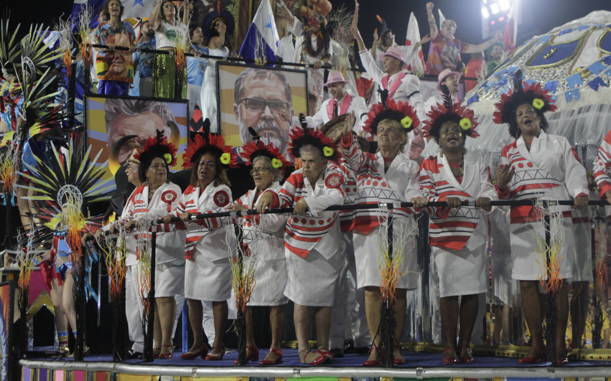 Carro alegórico que trazia a velha guarda do Tigre de São Gonçalo homenageava ambientalistas que morreram lutando pela Amazônia