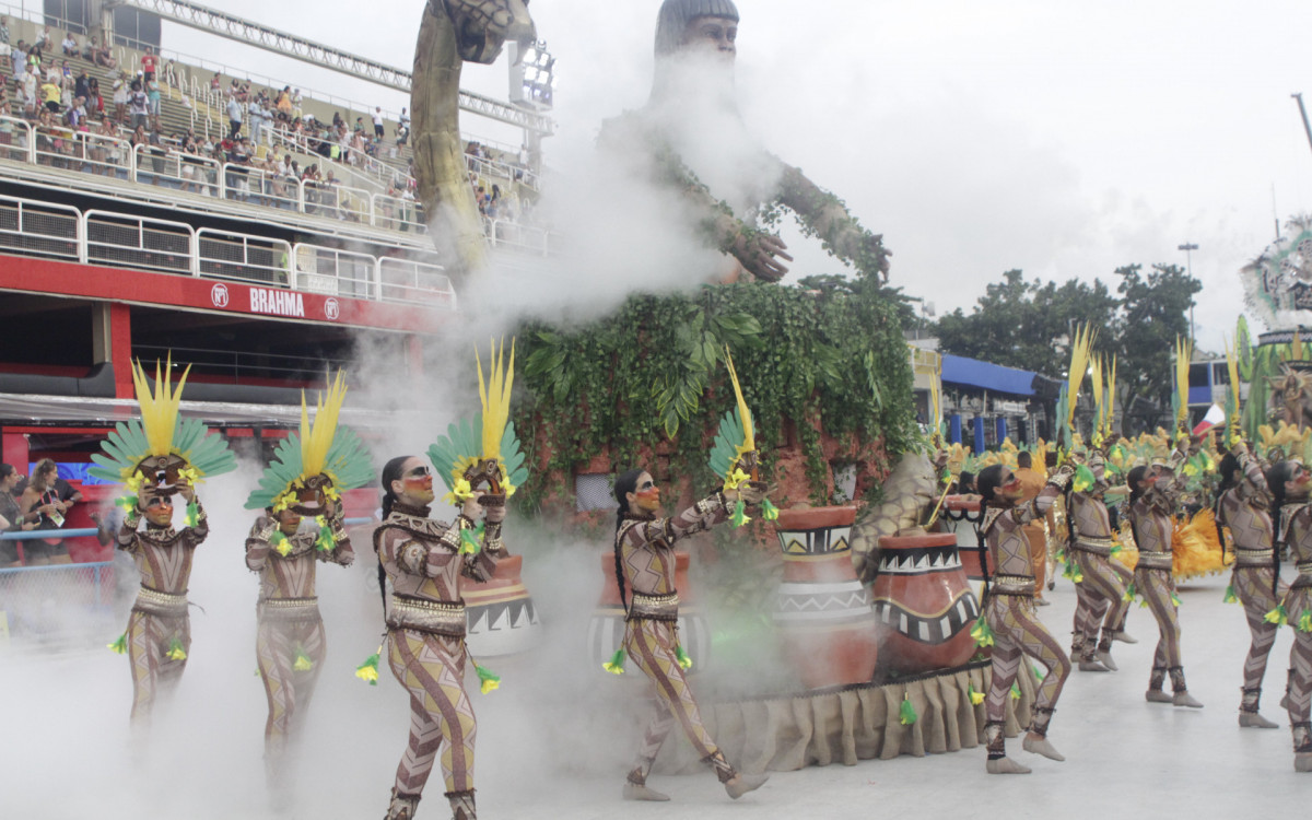 G.R.E.S  Inocentes de Belford Roxo desfila nesta segunda noite de desfile da série Ouro, neste sábado(18). Foto: Marcos Porto/Agencia O Dia - Marcos Porto/Agencia O Dia