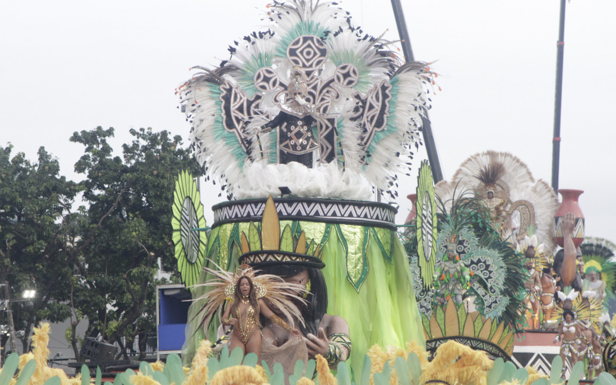 G.R.E.S  Inocentes de Belford Roxo desfila nesta segunda noite de desfile da série Ouro, neste sábado(18). Foto: Marcos Porto/Agencia O Dia - Marcos Porto/Agencia O Dia