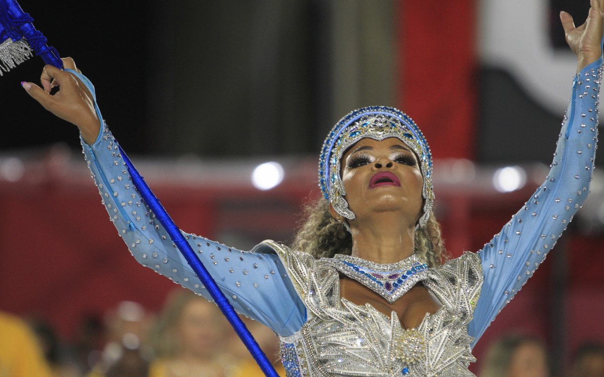G.R.E.S Em Cima da Hora desfila nesta segunda noite de desfile da série Ouro, neste sábado(18). Foto: Reginaldo Pimenta / Agencia O Dia - Reginaldo Pimenta / Agencia O Dia