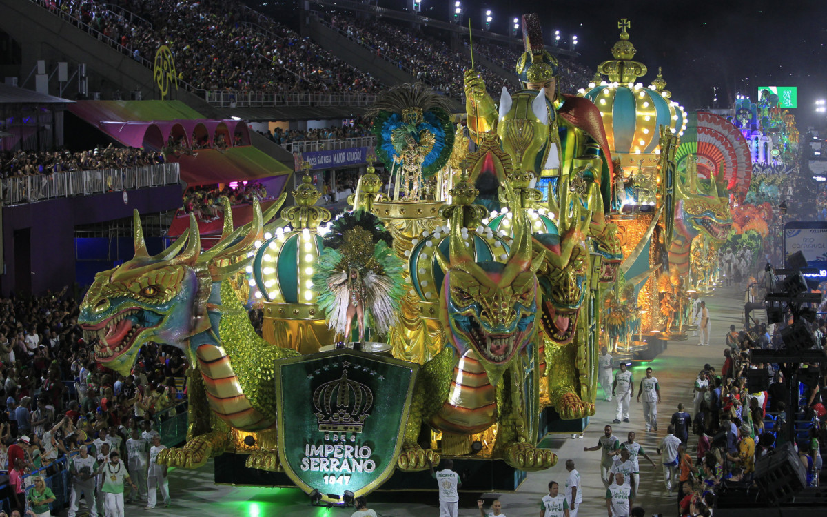 Com um abre-alas grandioso, a escola iniciou sua apresentação fazendo referência à São Jorge, o santo guerreiro que vence os dragões - Reginaldo Pimenta