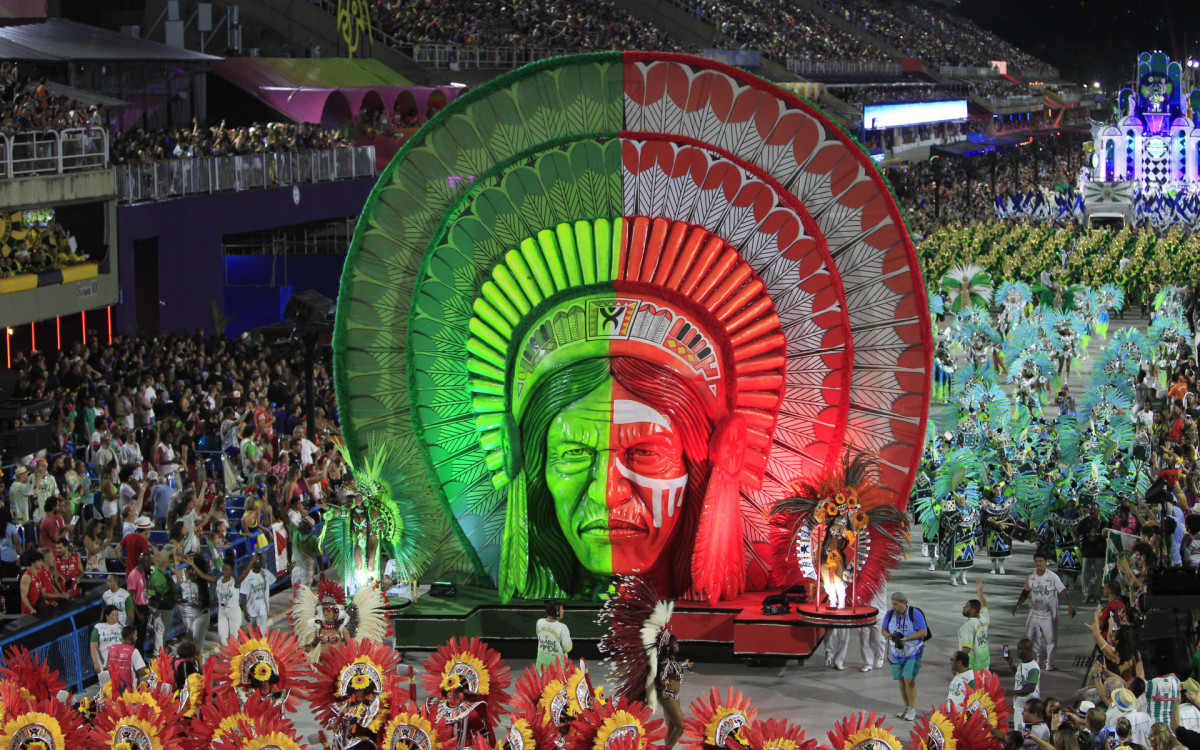 Tripé no meio do desfile lembrava o bloco Cacique de Ramos: metade verde do Império e metade vermelho da agremiação onde Arlindo surgiu