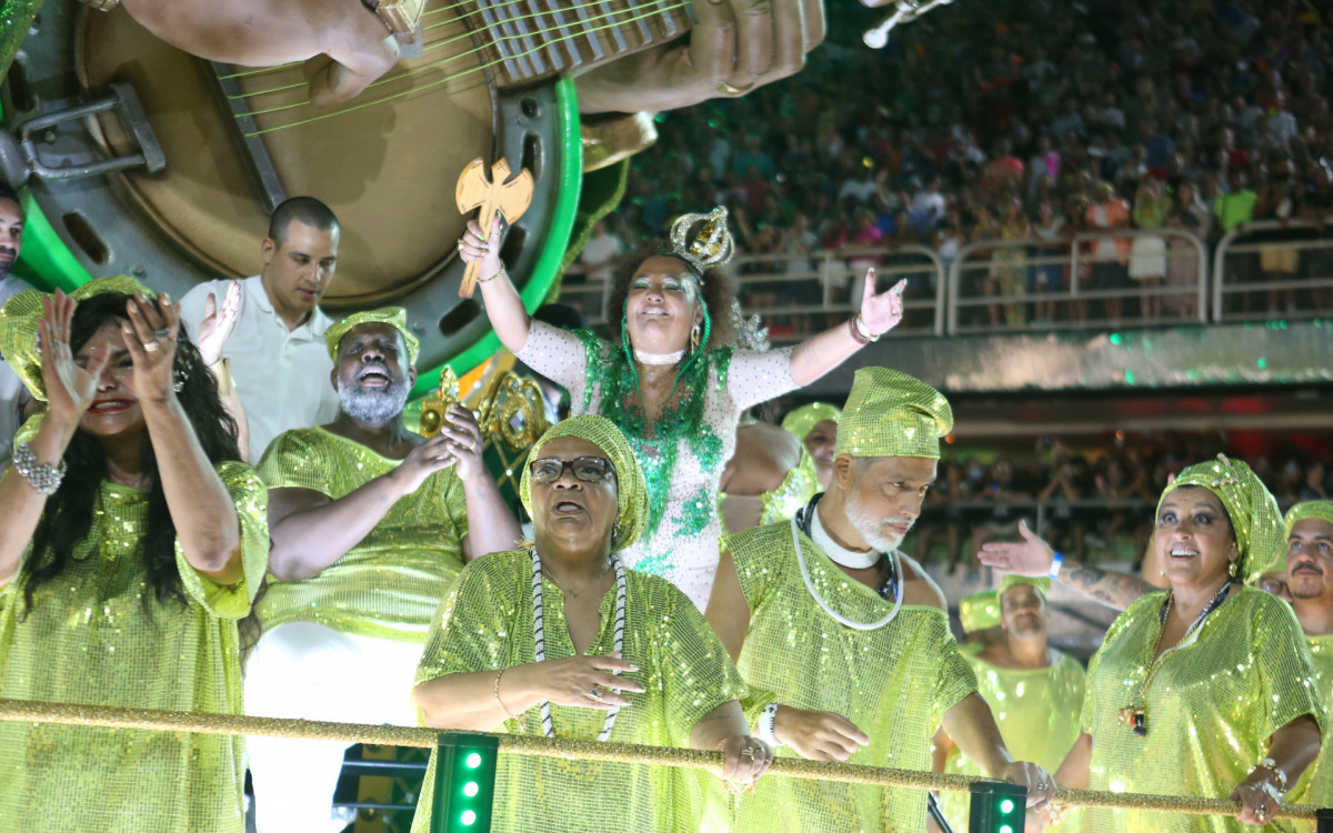 G.R.E.S  Imp&eacute;rio Serrano desfilou na primeira noite de desfile do Grupo Especial - Cleber Mendes/Agencia O Dia