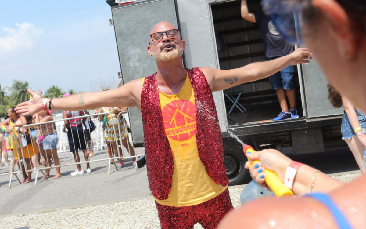 Bangalafumenga re&uacute;ne foli&otilde;es no Aterro - Pedro Ivo / Ag&ecirc;ncia O Dia