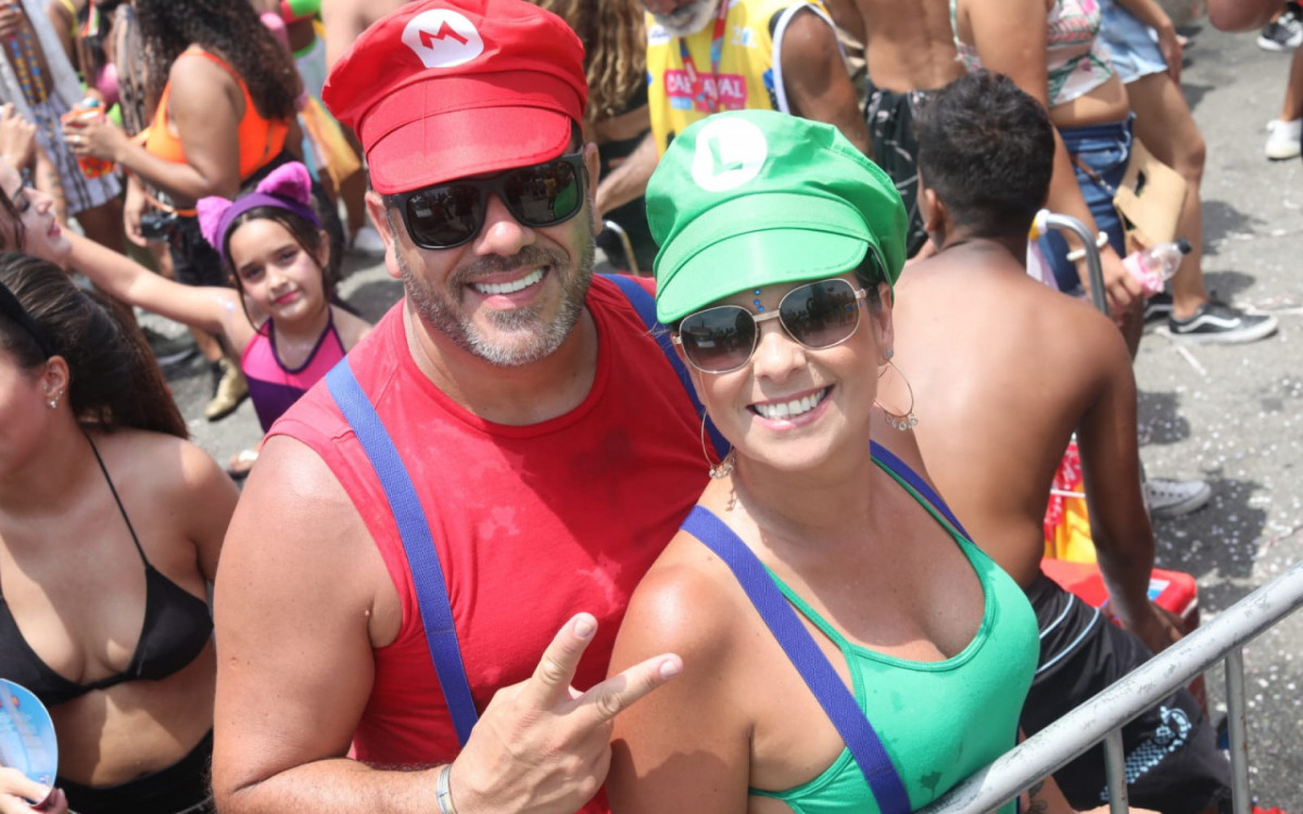 Marcelo Neto e Ana Paula aproveitam o bloco juntos - Pedro Ivo / Ag&ecirc;ncia O Dia