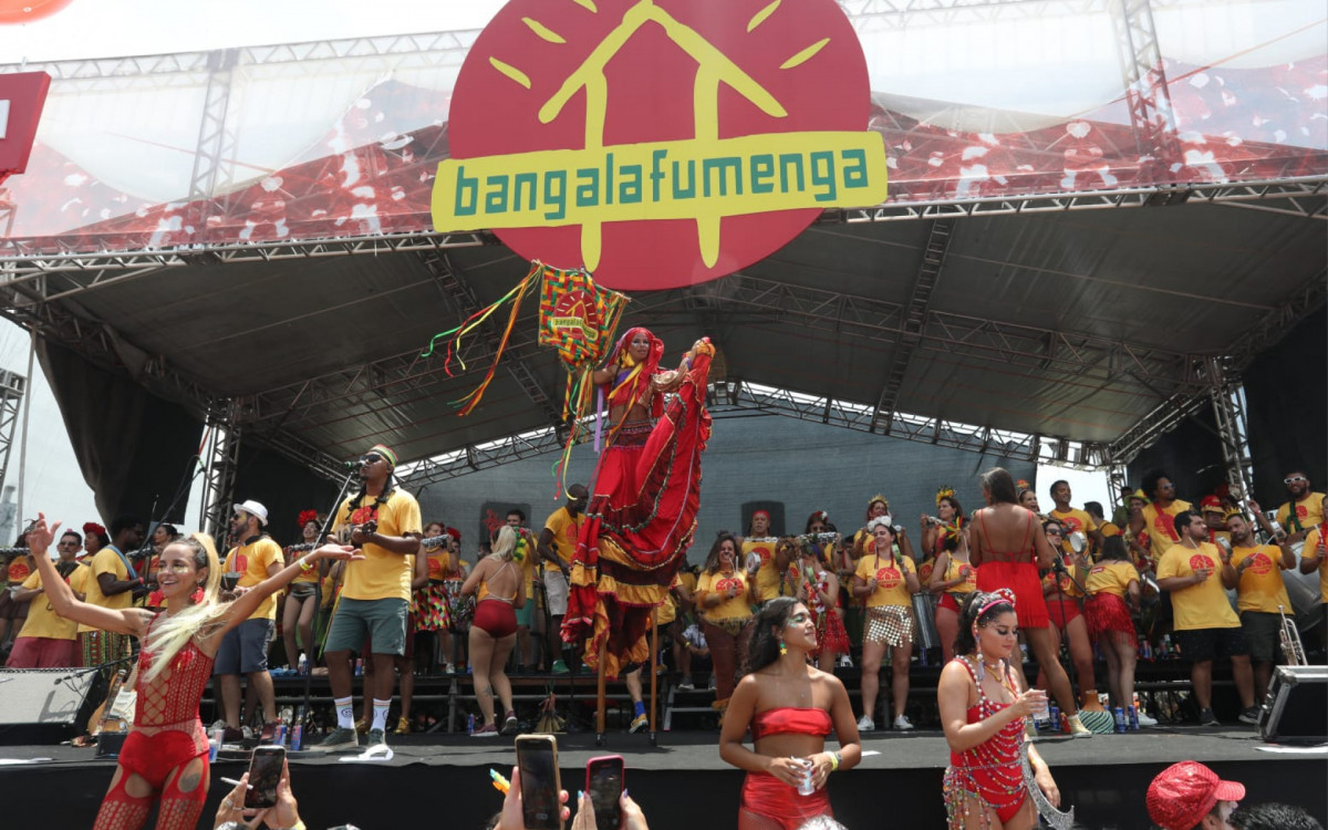 Bangalafumenga reúne multidão e apresenta clássicos da música brasileira na levada de uma bateria - Pedro Ivo / Agência O Dia