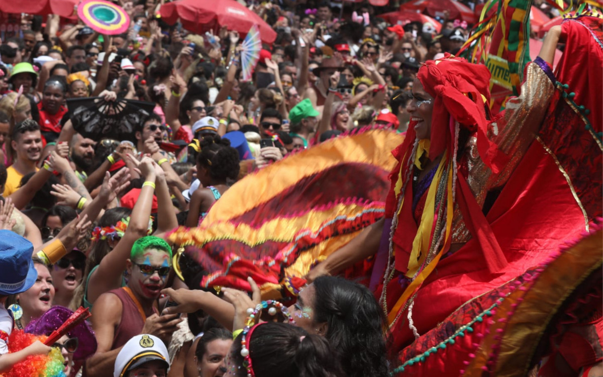 Bangalafumenga reúne multidão e apresenta clássicos da música brasileira na levada de uma bateria - Pedro Ivo / Agência O Dia