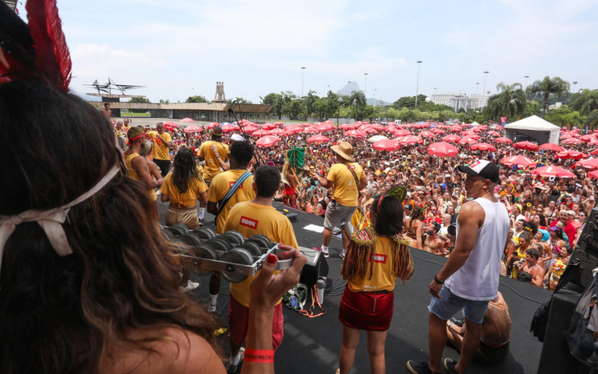 Bangalafumenga reúne multidão e apresenta clássicos da música brasileira na levada de uma bateria - Pedro Ivo / Agência O Dia