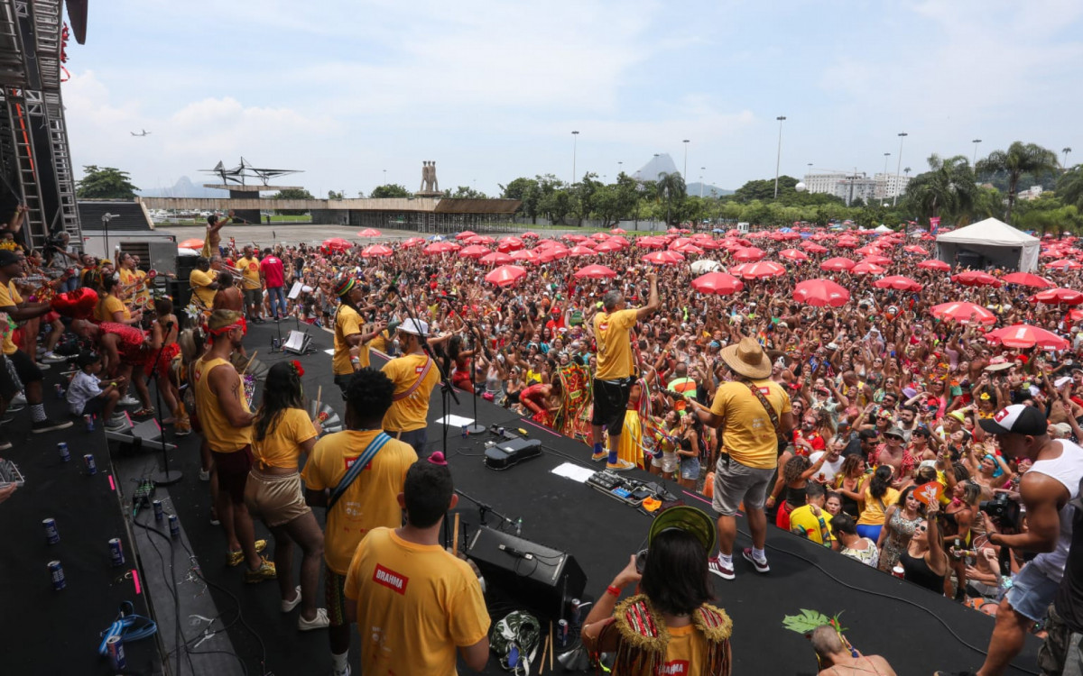 Bangalafumenga reúne multidão e apresenta clássicos da música brasileira na levada de uma bateria - Pedro Ivo / Agência O Dia