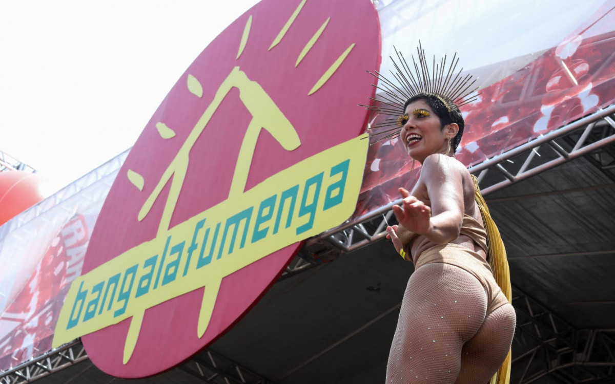 Bangalafumenga reúne multidão e apresenta clássicos da música brasileira na levada de uma bateria - Pedro Ivo / Agência O Dia