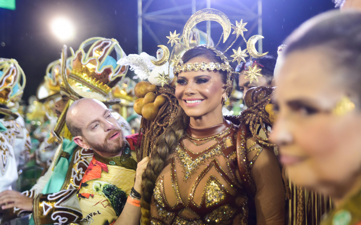 Viviane Ara&uacute;jo faz seu primeiro desfile ap&oacute;s se tornar m&atilde;e. Ela reinou &agrave; frente da bateria da Mancha Verde, na madrugada deste domingo, em S&atilde;o Paulo