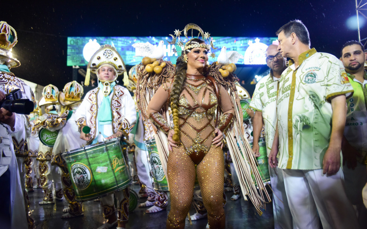 Viviane Ara&uacute;jo faz seu primeiro desfile ap&oacute;s se tornar m&atilde;e. Ela reinou &agrave; frente da bateria da Mancha Verde, na madrugada deste domingo, em S&atilde;o Paulo