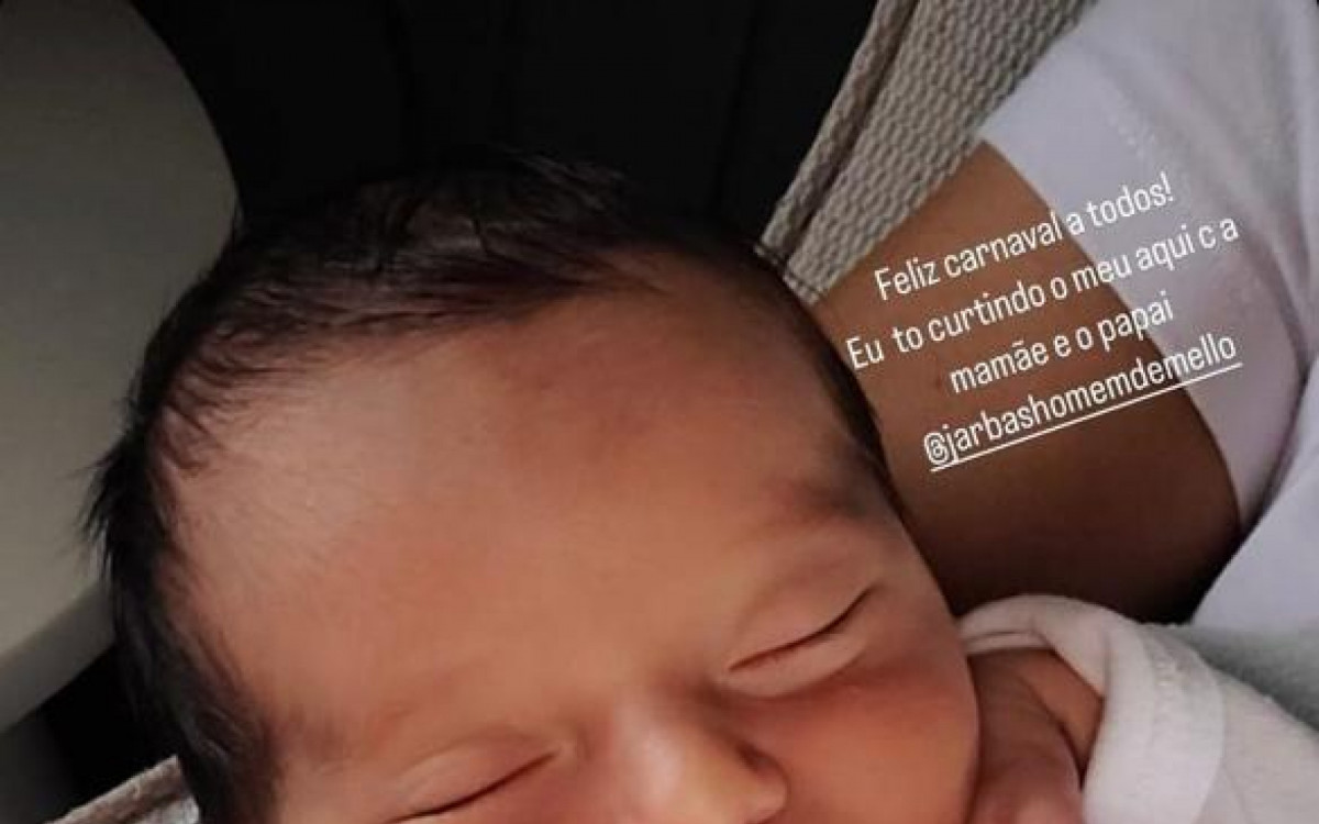 Claudia Raia compartilha clique de Luca
