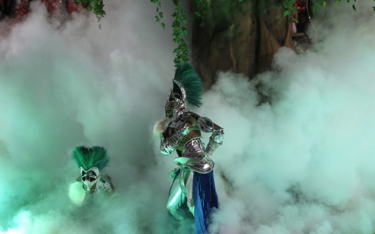 Imp&eacute;rio Serrando abriu desfiles do Grupo Especial