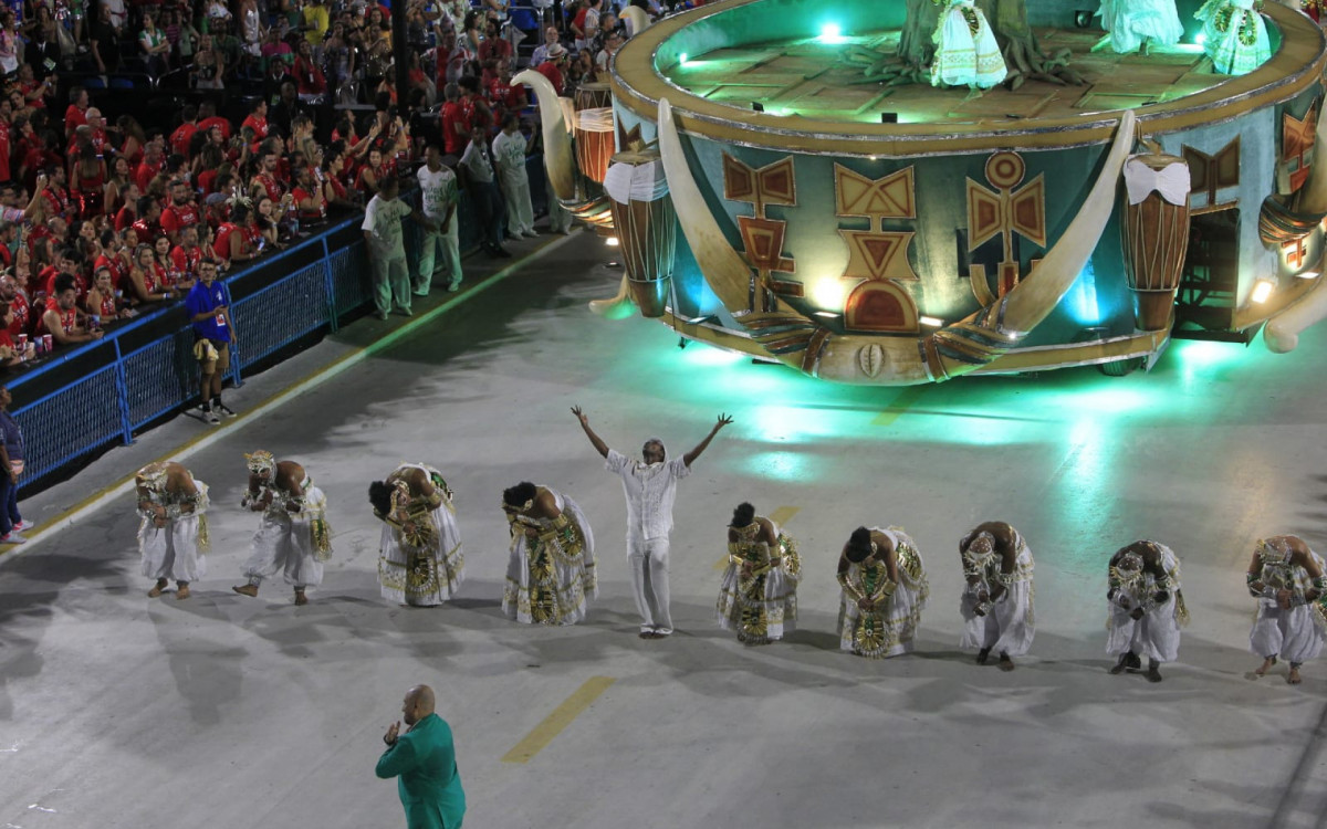 Imp&eacute;rio Serrando abriu desfiles do Grupo Especial