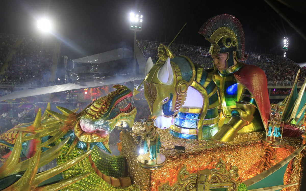 Imp&Atilde;&copy;rio Serrando abriu desfiles do Grupo Especial