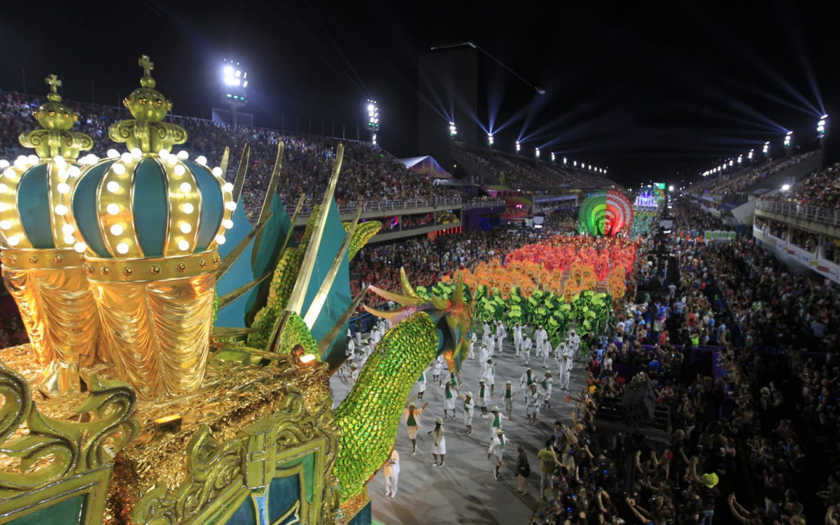 Imp&eacute;rio Serrando abriu desfiles do Grupo Especial