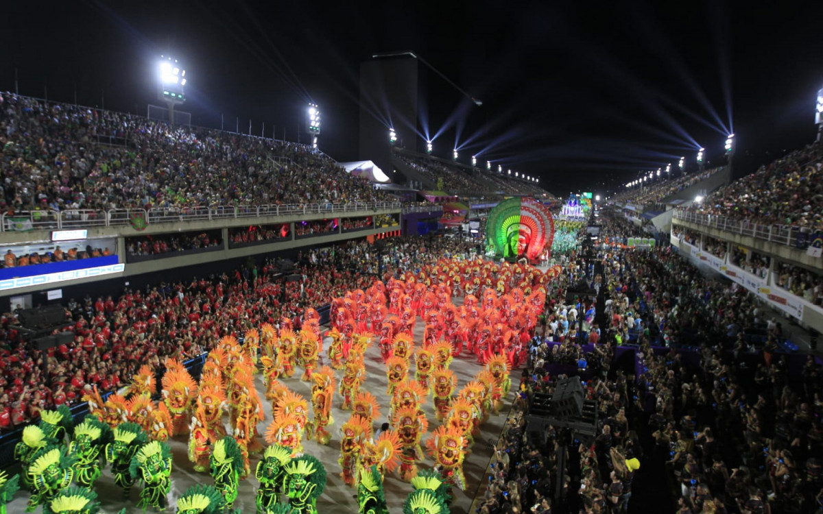 Imp&eacute;rio Serrando abriu desfiles do Grupo Especial