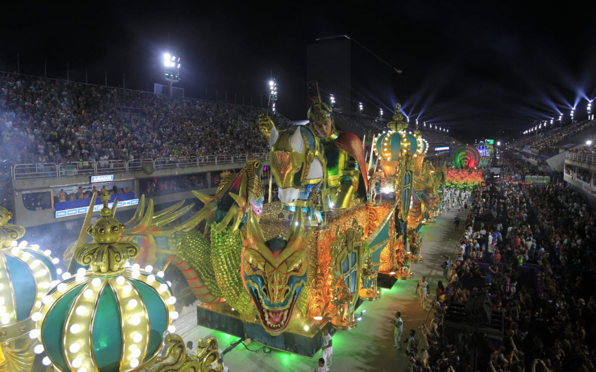 Imp&eacute;rio Serrando abriu desfiles do Grupo Especial