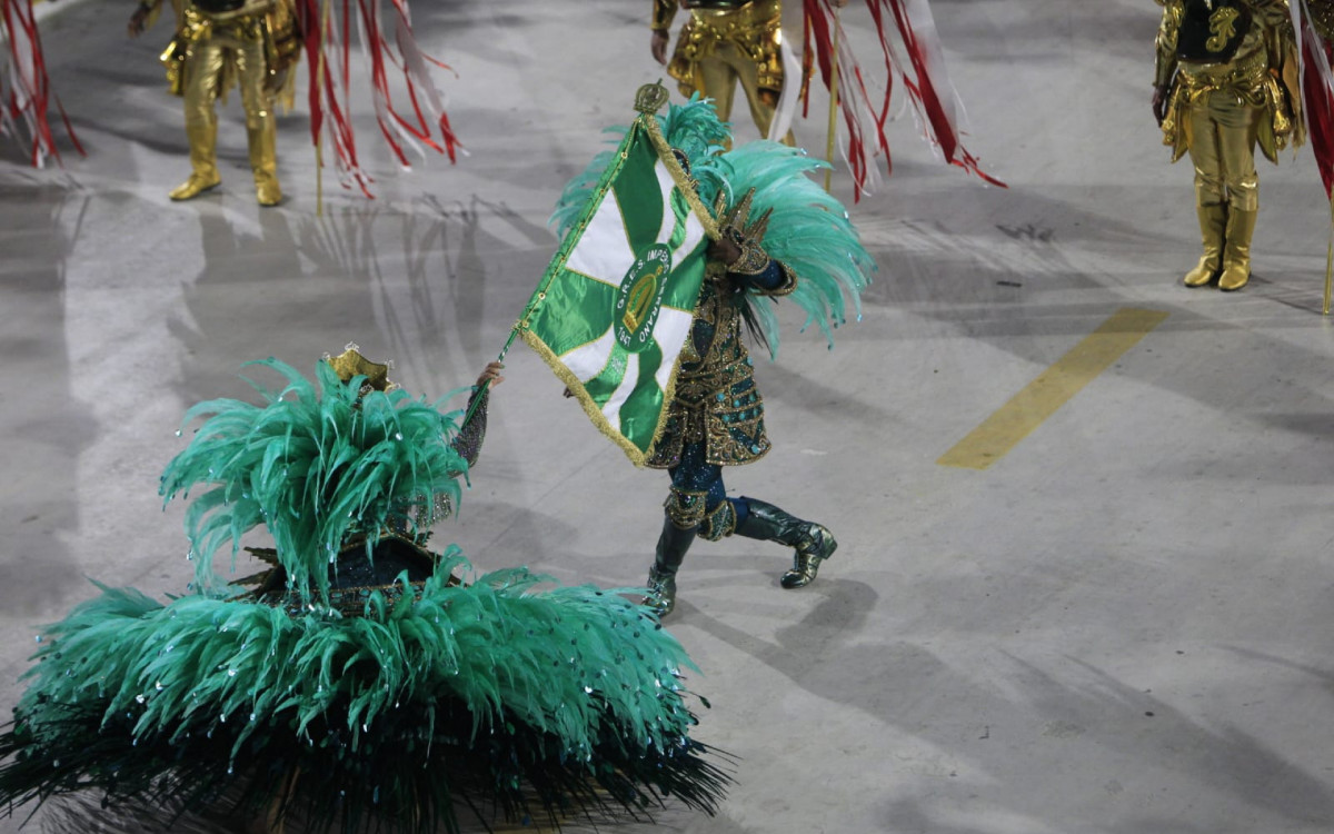 Imp&eacute;rio Serrando abriu desfiles do Grupo Especial