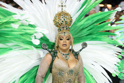 Confira os famosos que participaram do desfile do Império Serrano