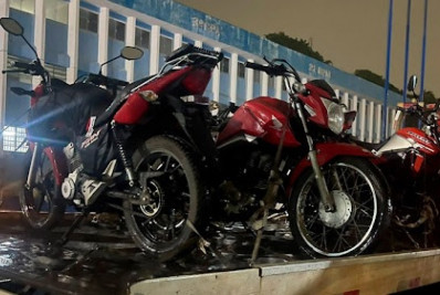 Blitz do 21º BPM apreende veículos e motos em Meriti