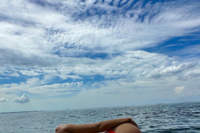 Bela Gil exibe corpo escultural em cliques na beira do mar