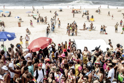 Com calor e banho de mar, Bloco Areia atrai multidão na Praia do Leblon