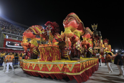 Erros graves em evolução comprometem melhor desfile plástico da história da Unidos de Bangu