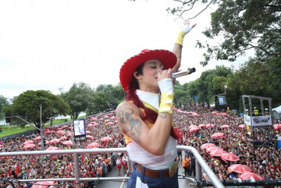 Pabllo Vittar agita foliões com desfile de bloco em São Paulo