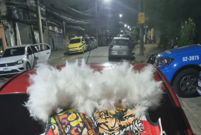 Homem fantasiado de bate-bola é preso com uma granada na Zona Norte