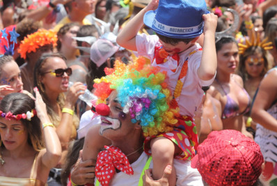 Bangalafumenga tem palco montado e reúne multidão no Aterro