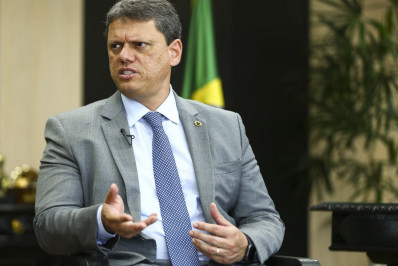 Tarcísio pede que população evite se deslocar para locais atingidos por temporal