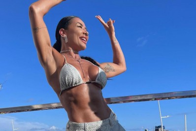 Musa! Scheila Carvalho dança muito em desfile de bloco no Carnaval de Salvador