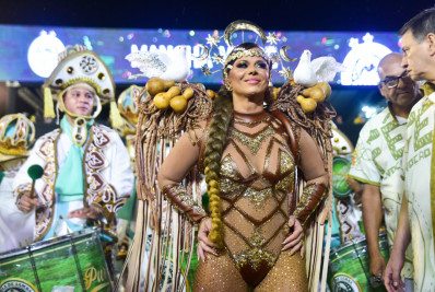 Em seu primeiro desfile após ser mãe, Viviane Araújo brilha como rainha da Mancha Verde