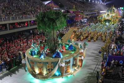 Confira as imagens do desfile do Império Serrano na Sapucaí