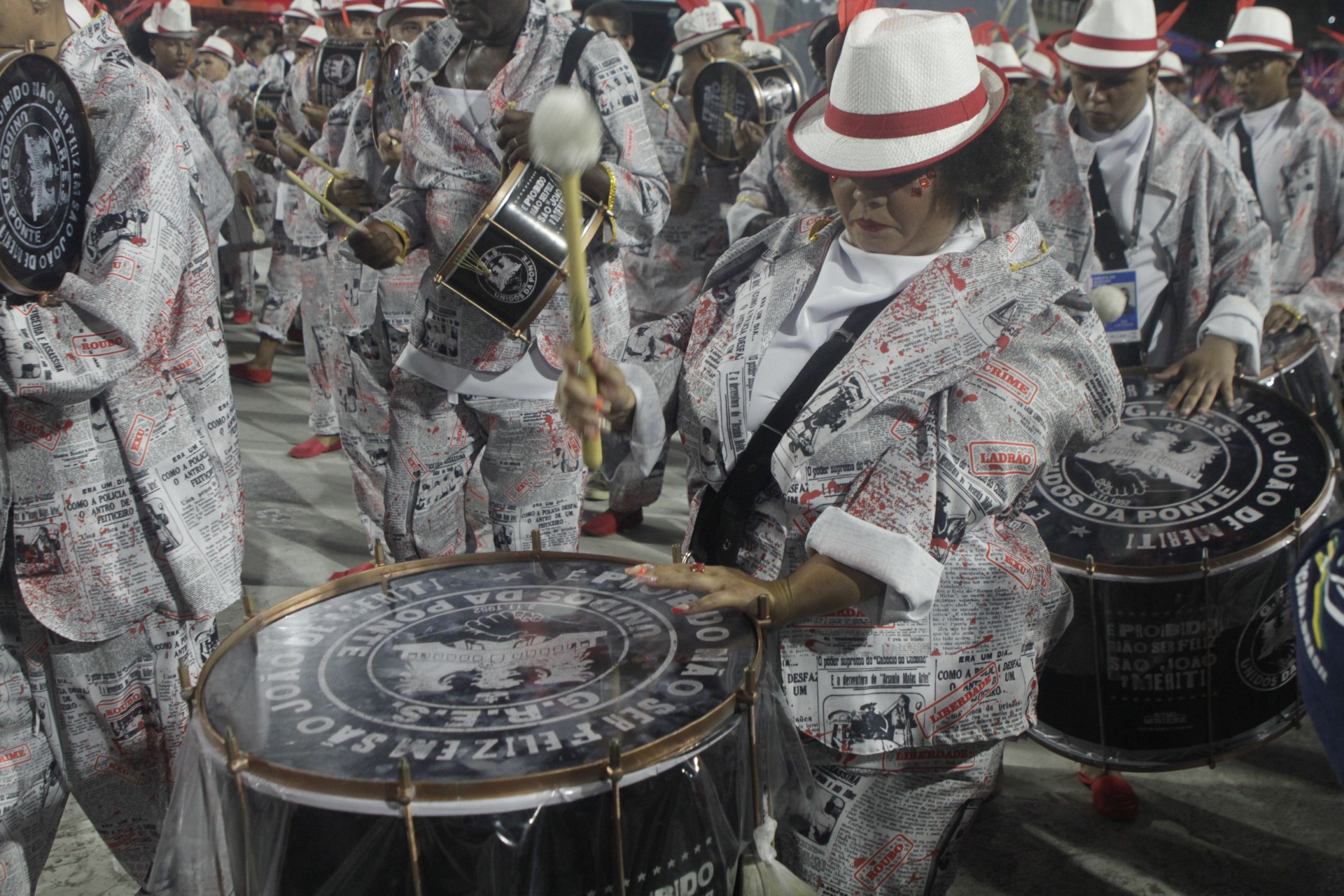 G.R.E.S Unidos da Ponte desfila nesta segunda noite de desfile da s&eacute;rie Ouro, neste s&aacute;bado (18). - Marcos Porto / Ag&ecirc;ncia O Dia