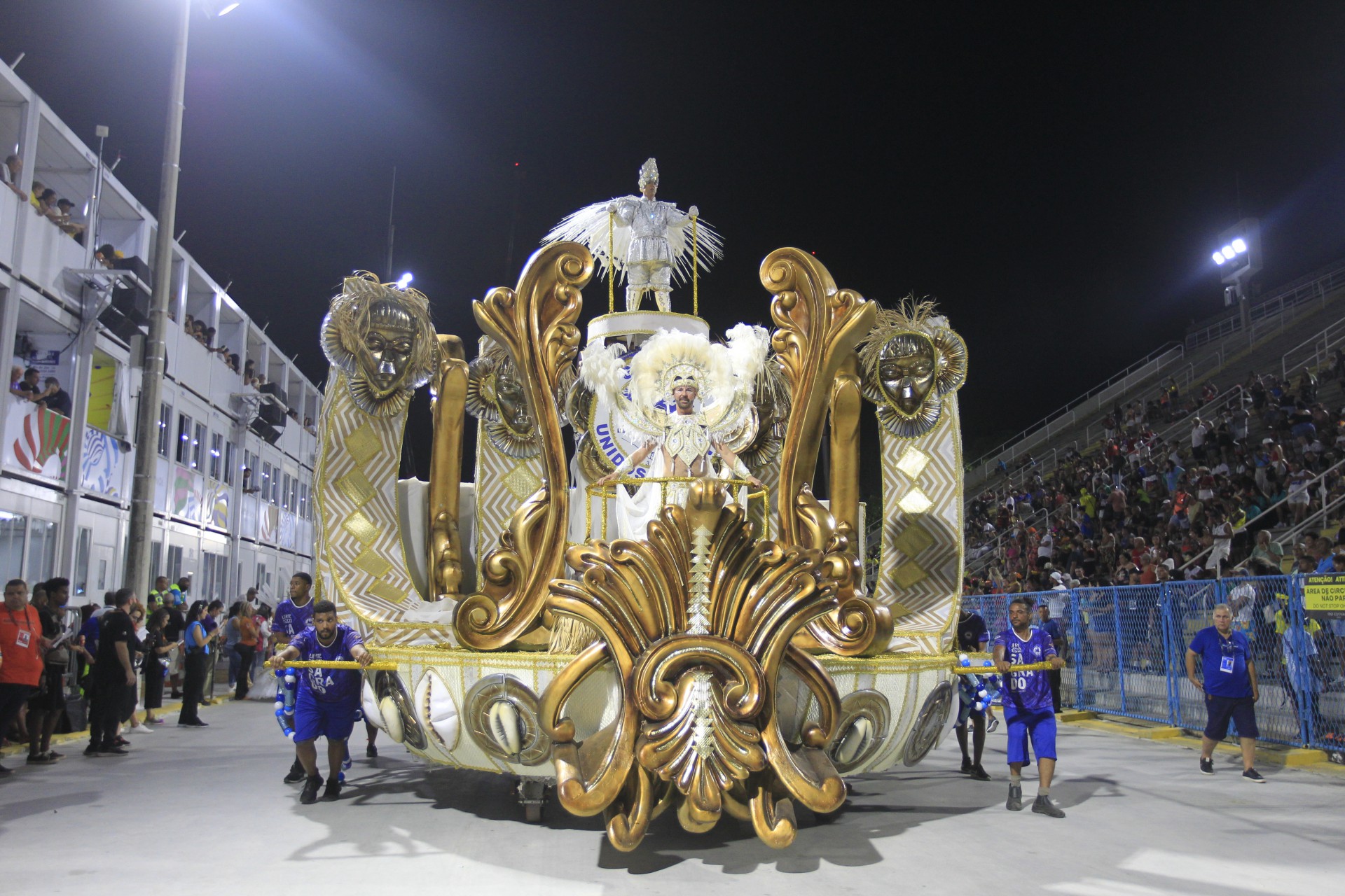 G.R.E.S Unidos da Ponte desfila nesta segunda noite de desfile da série Ouro, neste sábado(18). Foto: Reginaldo Pimenta/Agência O Dia - Reginaldo Pimenta / Agencia O Dia
