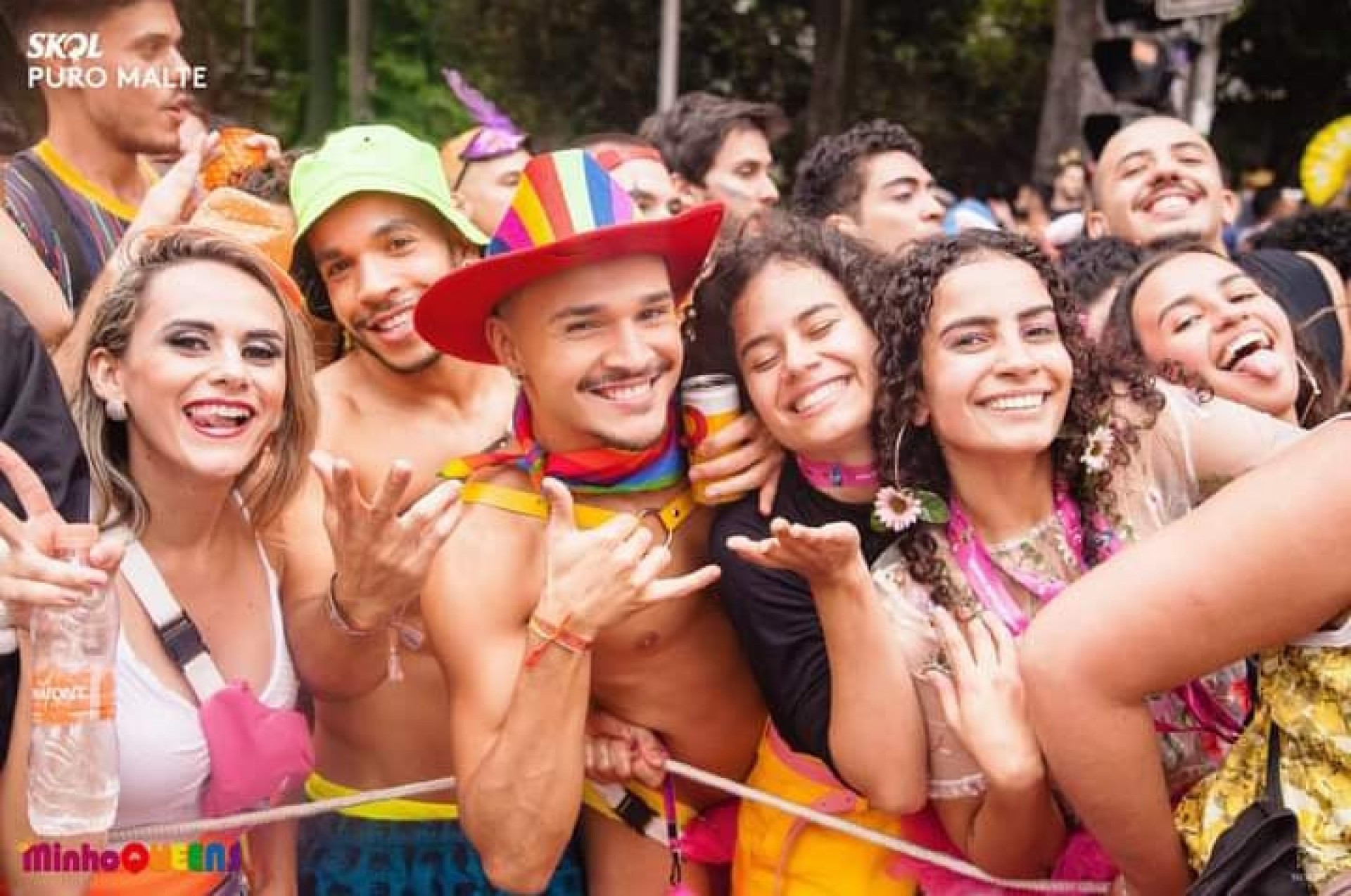 Foliões curtem o bloco drag queen - Divulgação