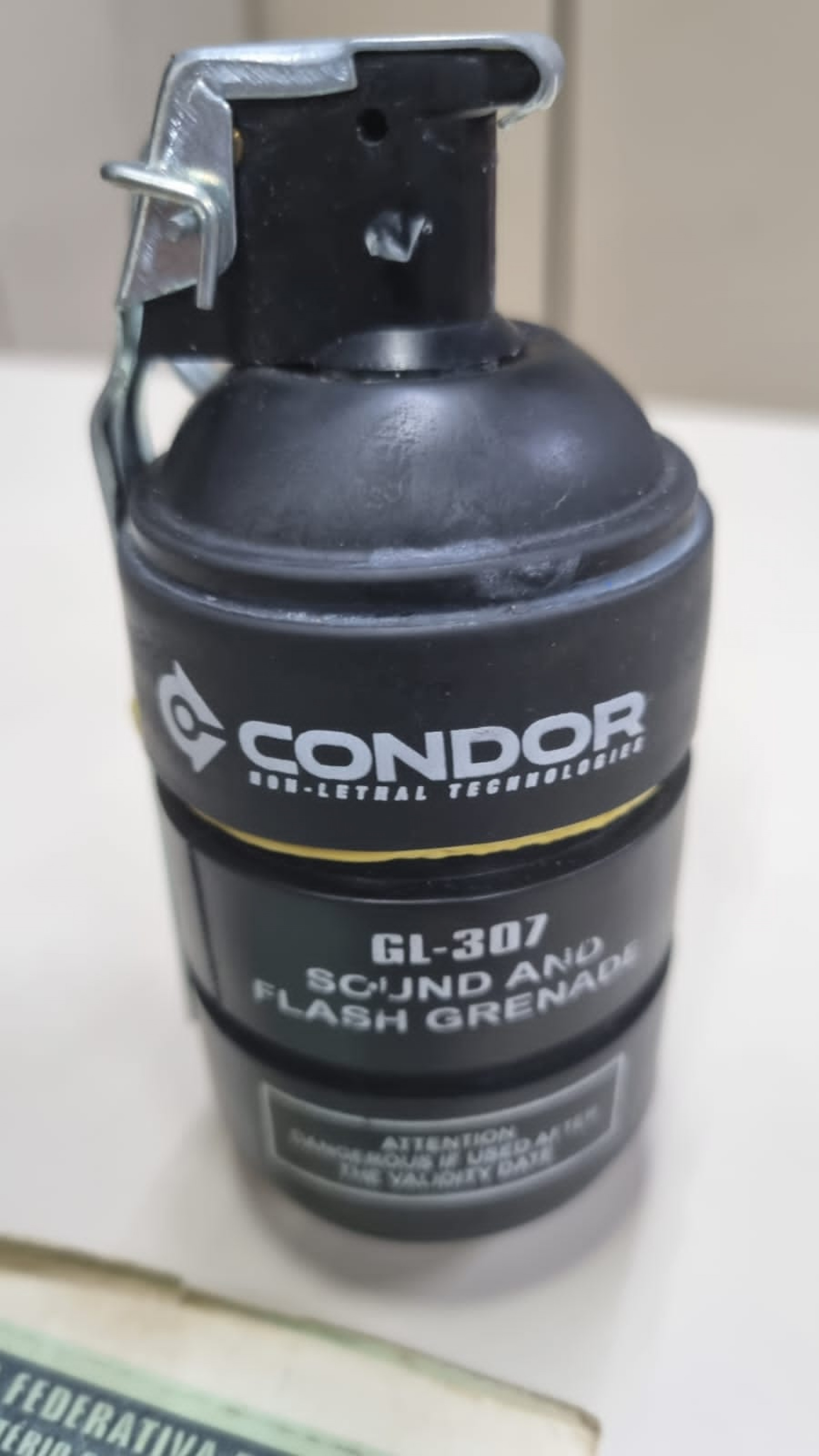 Artefato de luz e som foi encontrado dentro do carro do suspeito