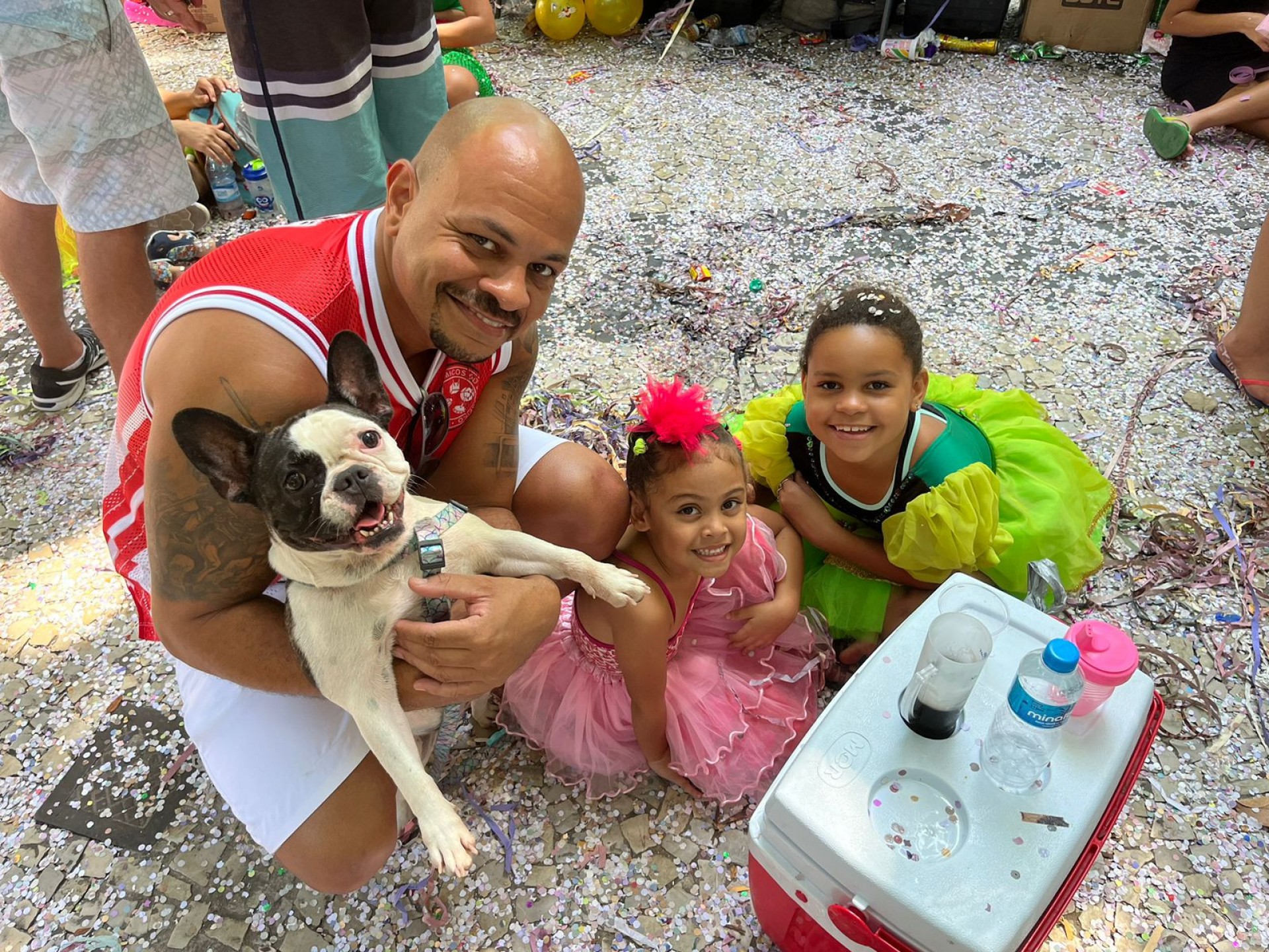 Carlos Eduardo dos Santos, de 41 anos, levou as duas filhas e o cachorro para pular o carnaval no Largo do Machadinho - Pedro Medeiros/Agência O Dia