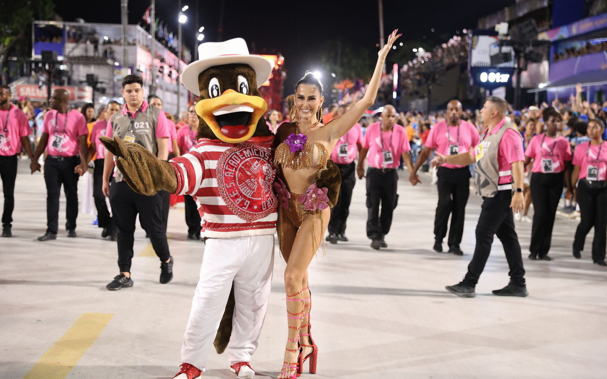 Deborah Secco exibe corpo sarado no desfile do Salgueiro neste domingo