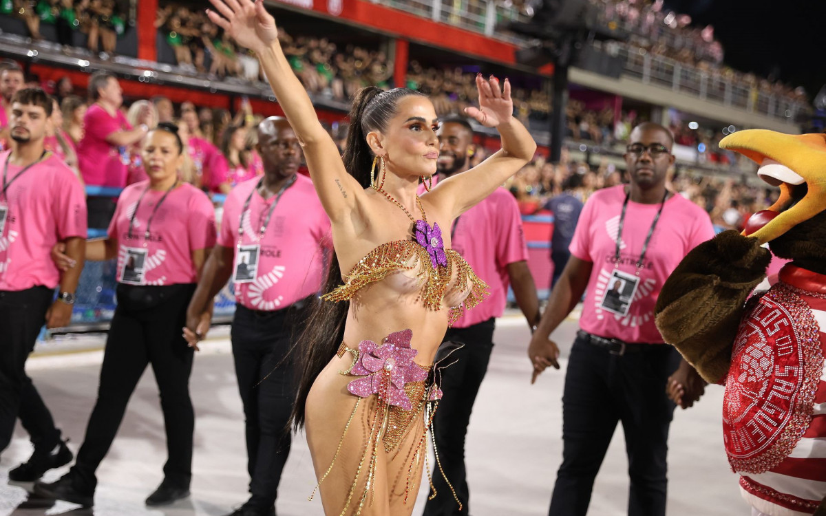 Deborah Secco exibe corpo sarado no desfile do Salgueiro neste domingo