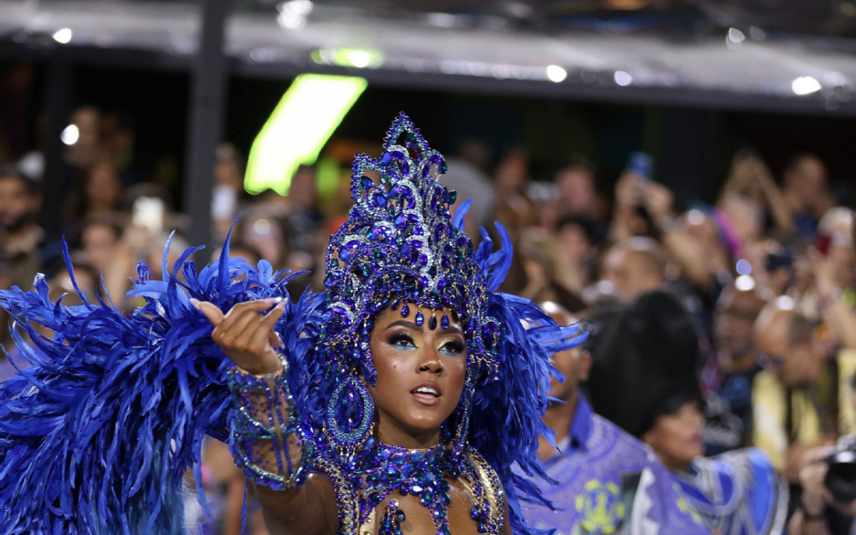 Mayara Lima &eacute; Rainha de Bateria da Paraiso do Tuiuti