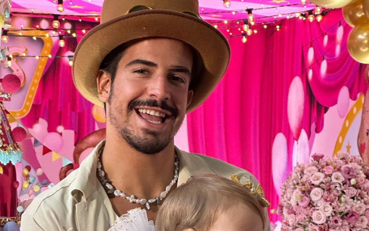 Enzo Celulari compartilha cliques no primeiro anivers&aacute;rio da irm&atilde;