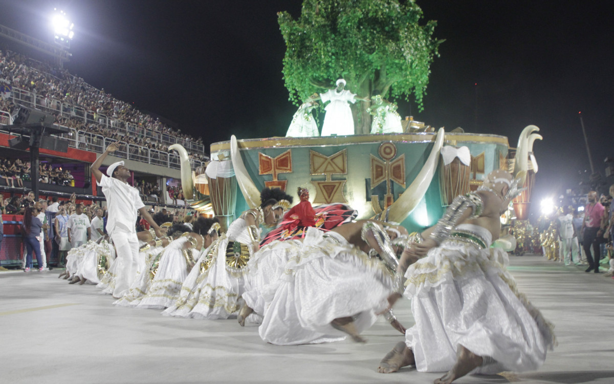 Enredo da escola exaltou a trajet&oacute;ria do compositor Arlindo Cruz