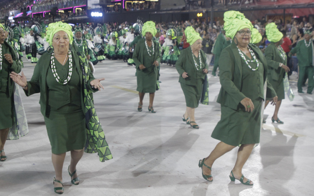 Componentes do Imp&eacute;rio durante o desfile de 2023