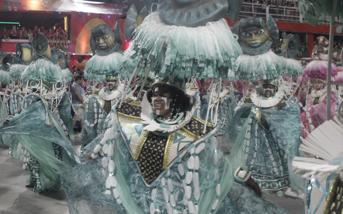G.R.E.S Mangueira desfila nesta primeira noite de desfile do Grupo Especial, neste domingo(19). Foto: Marcos Porto / Agencia O Dia