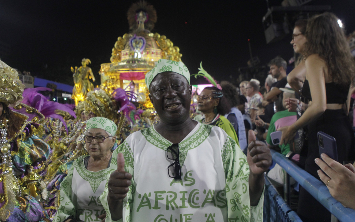 G.R.E.S Mangueira desfila nesta primeira noite de desfile do Grupo Especial, neste domingo(19). Foto: Marcos Porto / Agencia O Dia